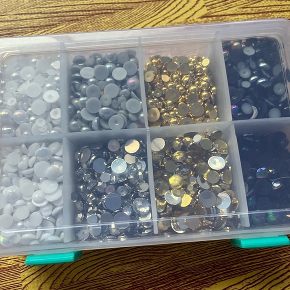 Donated - Rhinestone Starter Kit - Assorted Plastic Rhinestones & Cases - Picture 3 of 13
